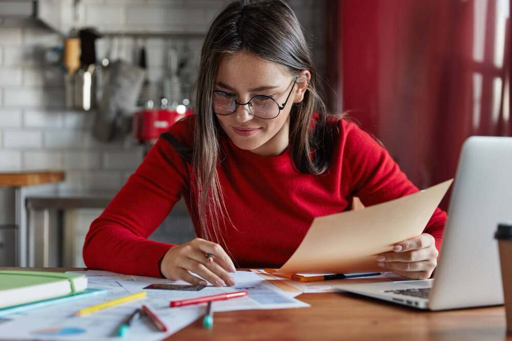 Finanças para Estudantes: Como Gerir Bolsa-Auxílio e Despesas